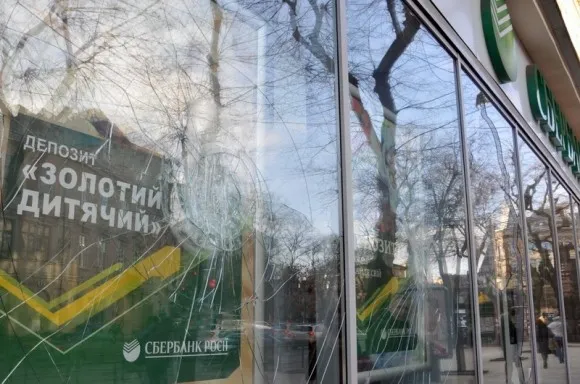 Невідомі побили вікна у львівському відділенні «Сбербанку Росії» (Фото) — фото 1