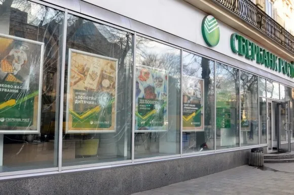 Невідомі побили вікна у львівському відділенні «Сбербанку Росії» (Фото) — фото 2