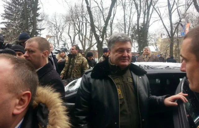 У Львові Порошенка зустріли пікетом (Фоторепортаж) + (Відео) — фото 4