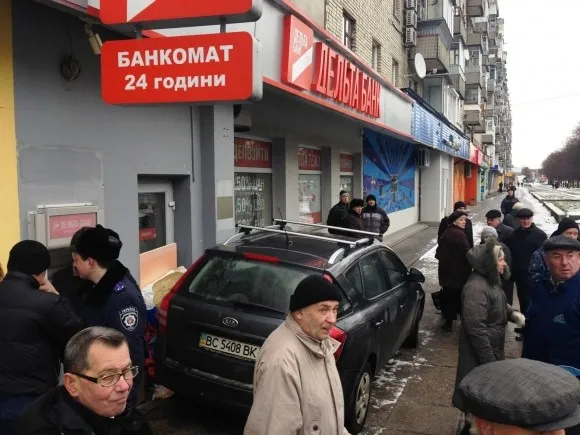 Чоловік, котрому «ДельтаБанк» заборгував гроші, заблокував вхід у приміщення банку власним автомобілем (Фоторепортаж) — фото 1