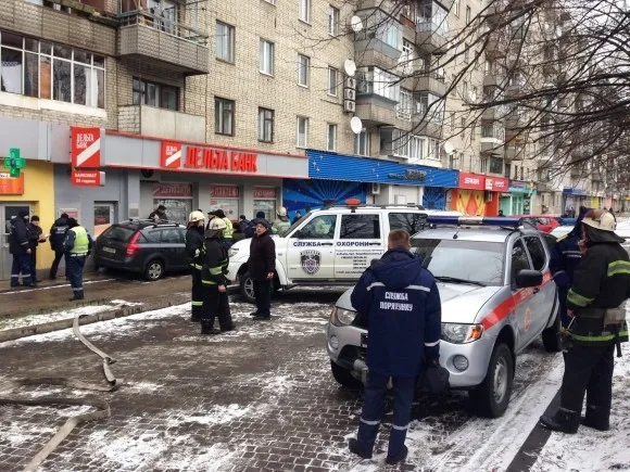 Чоловік, котрому «ДельтаБанк» заборгував гроші, заблокував вхід у приміщення банку власним автомобілем (Фоторепортаж) — фото 2