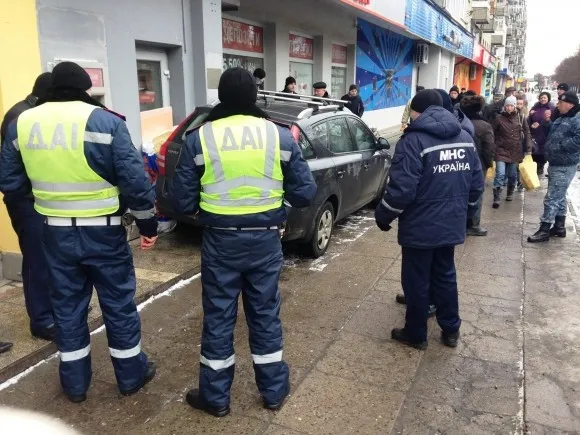 Чоловік, котрому «ДельтаБанк» заборгував гроші, заблокував вхід у приміщення банку власним автомобілем (Фоторепортаж) — фото 3