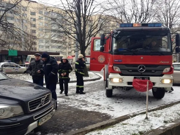 Чоловік, котрому «ДельтаБанк» заборгував гроші, заблокував вхід у приміщення банку власним автомобілем (Фоторепортаж) — фото 4
