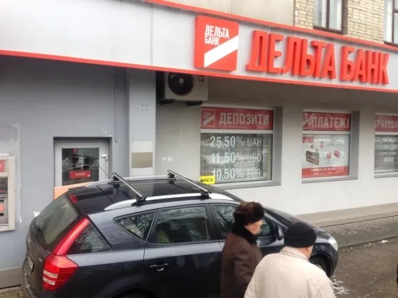 Чоловік, котрому «ДельтаБанк» заборгував гроші, заблокував вхід у приміщення банку власним автомобілем (Фоторепортаж) — фото 5