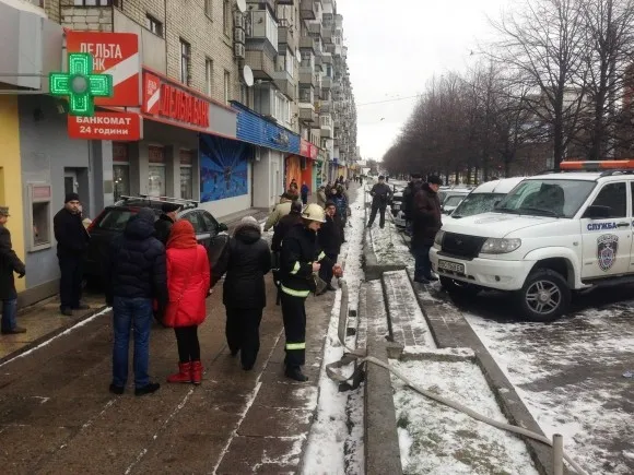 Чоловік, котрому «ДельтаБанк» заборгував гроші, заблокував вхід у приміщення банку власним автомобілем (Фоторепортаж) — фото 6
