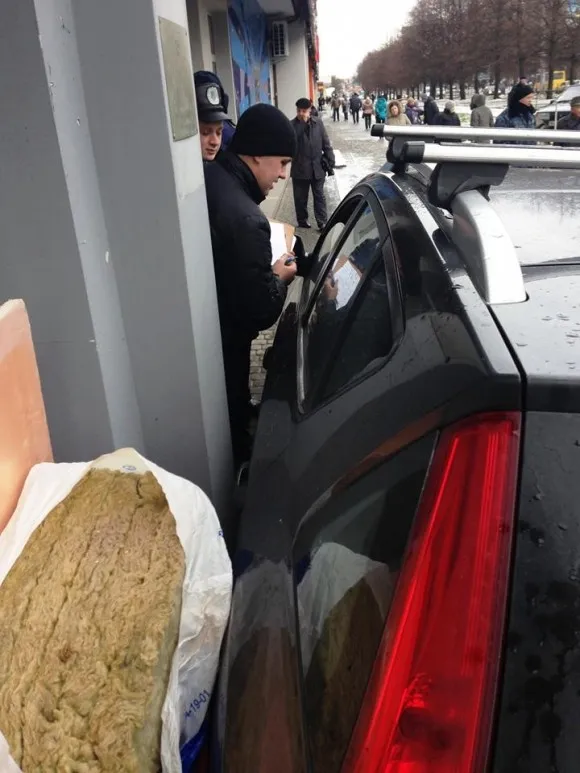 Чоловік, котрому «ДельтаБанк» заборгував гроші, заблокував вхід у приміщення банку власним автомобілем (Фоторепортаж) — фото 7