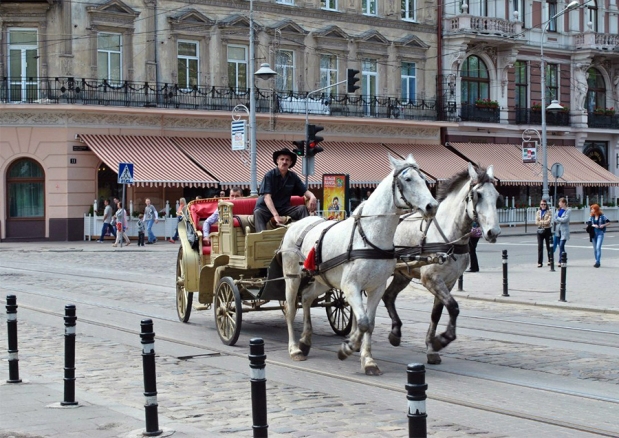 карета