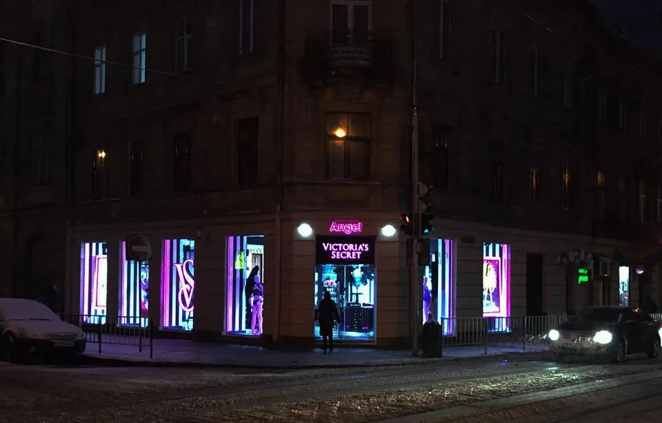 She Loves It — білизна Victoria's Secret