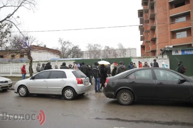 Львів’яни продовжують чергувати біля військових частин (Фото) — фото 1