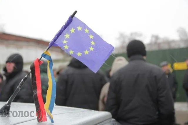 Львів’яни продовжують чергувати біля військових частин (Фото) — фото 2