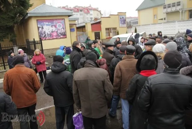 Львів’яни продовжують чергувати біля військових частин (Фото) — фото 3