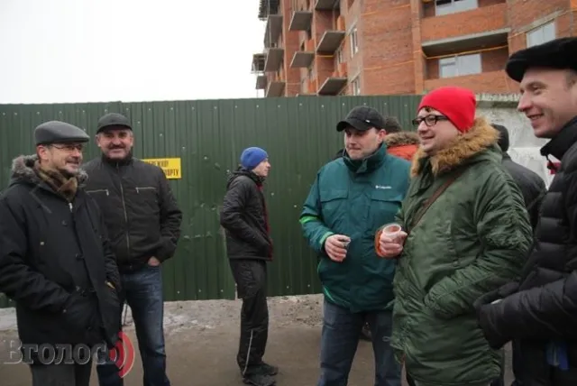 Львів’яни продовжують чергувати біля військових частин (Фото) — фото 4