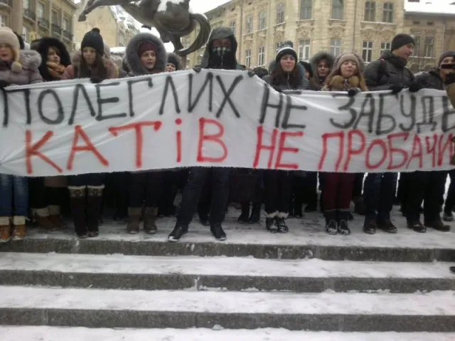 Міліція замкнулась від студентів, які вимагали переходу Рудяка на бік народу — фото 1