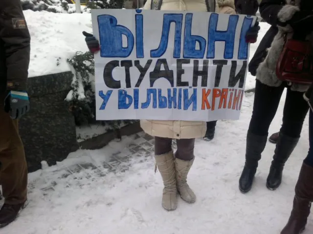Міліція замкнулась від студентів, які вимагали переходу Рудяка на бік народу — фото 2