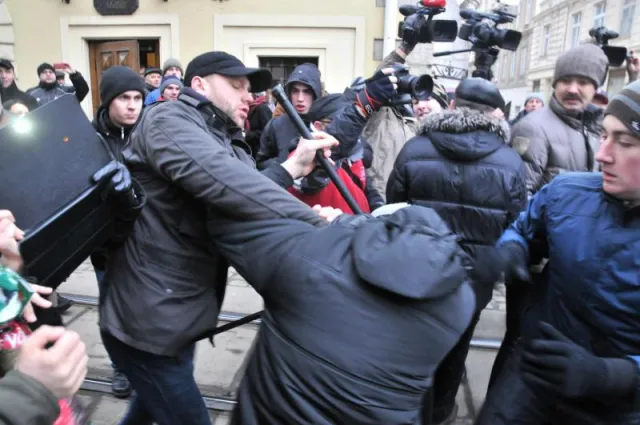 "Свобода" розірвала Стовп ганьби на шмаття, прикриваючись УГКЦ (фото) — фото 1