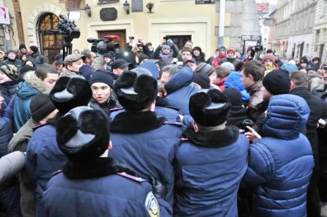 "Свобода" розірвала Стовп ганьби на шмаття, прикриваючись УГКЦ (фото) — фото 2