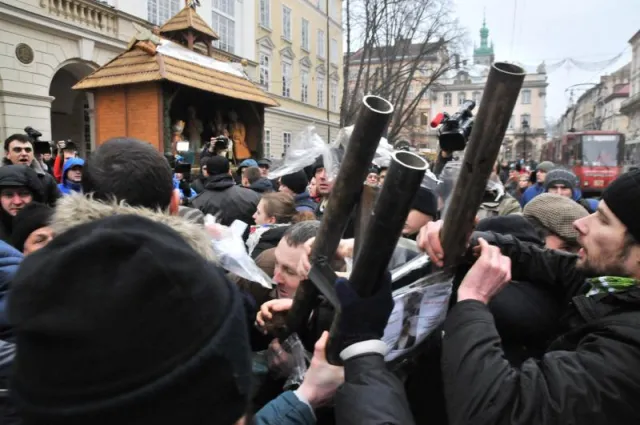 "Свобода" розірвала Стовп ганьби на шмаття, прикриваючись УГКЦ (фото) — фото 3