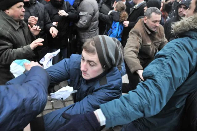 "Свобода" розірвала Стовп ганьби на шмаття, прикриваючись УГКЦ (фото) — фото 4