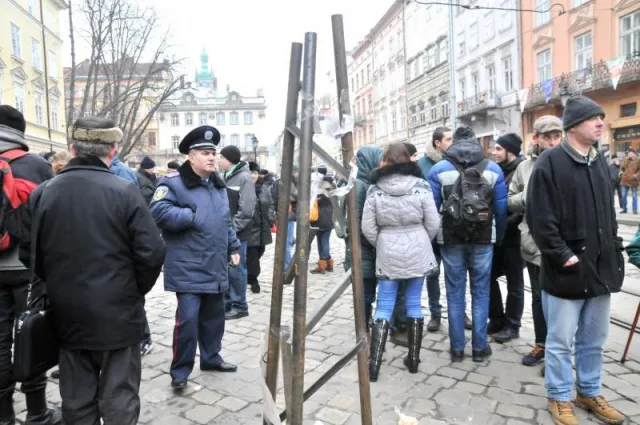 "Свобода" розірвала Стовп ганьби на шмаття, прикриваючись УГКЦ (фото) — фото 6