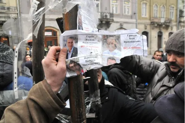 "Свобода" розірвала Стовп ганьби на шмаття, прикриваючись УГКЦ (фото) — фото 7