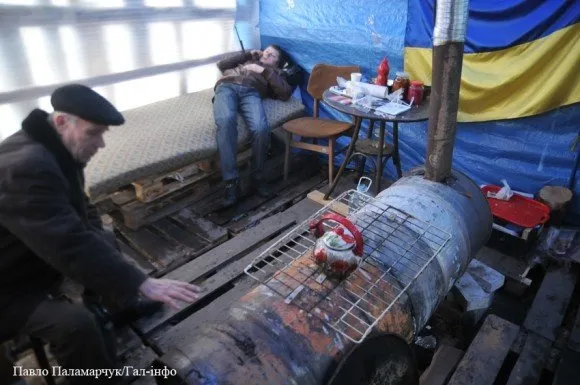 Активісти продовжують військову частину Внутрішніх військ (Фоторепортаж) — фото 4