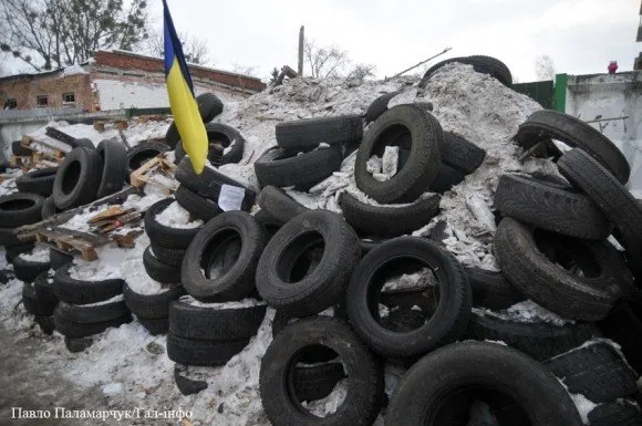 Активісти продовжують військову частину Внутрішніх військ (Фоторепортаж) — фото 5