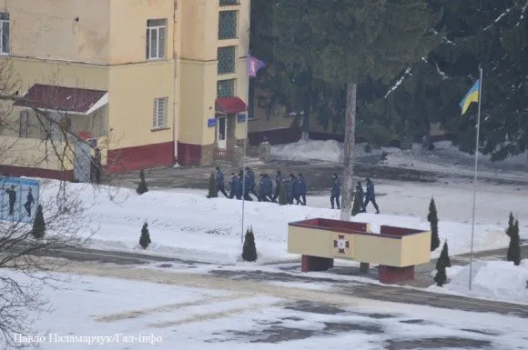 Активісти продовжують військову частину Внутрішніх військ (Фоторепортаж) — фото 6