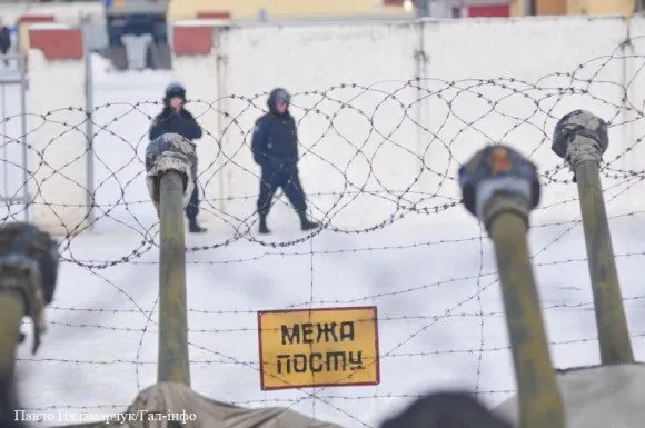 Активісти продовжують військову частину Внутрішніх військ (Фоторепортаж) — фото 7