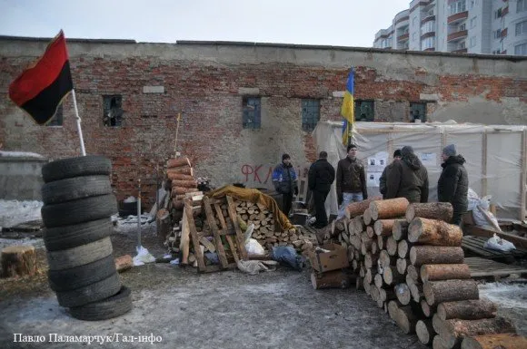 Активісти продовжують військову частину Внутрішніх військ (Фоторепортаж) — фото 9