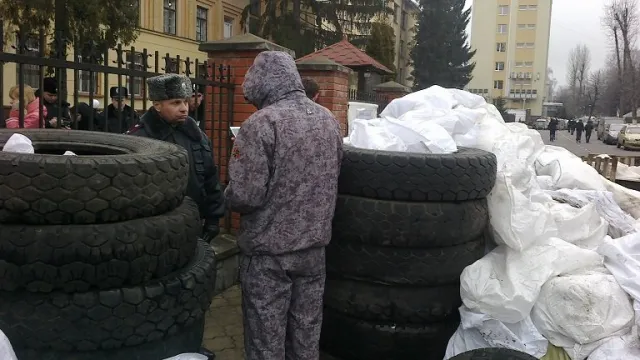 У Львові блокують внутрішні війська (Фоторепортаж) — фото 1