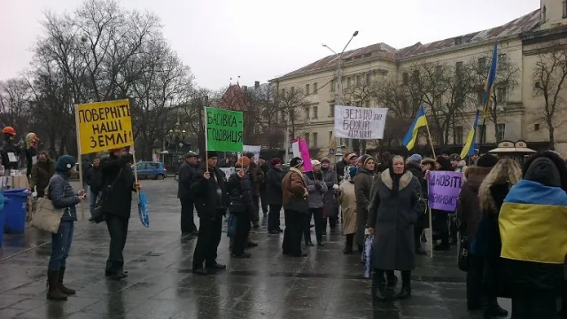 Близько сотні селян вийшли на акцію протесту через те, що у них відібрали майже 170 гектарів землі (Фоторепортаж) — фото 2