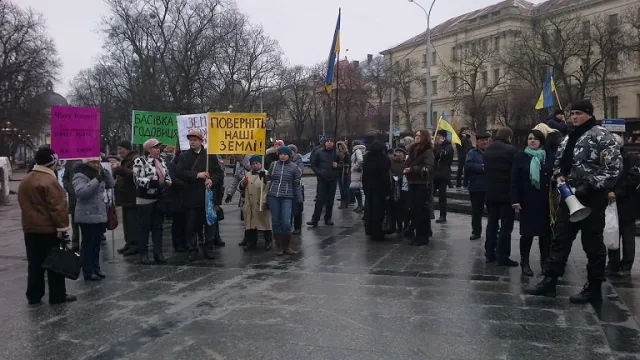 Близько сотні селян вийшли на акцію протесту через те, що у них відібрали майже 170 гектарів землі (Фоторепортаж) — фото 4