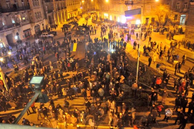 Мітингувальники у Львові захопили обласне управління міліції (Фоторепортаж) — фото 2