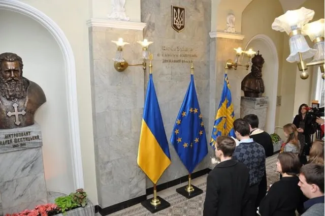 У Ратуші було встановлено та освячено пам’ятні погруддя Галицькому та Шептицькому — фото 1