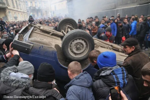 Із захоплених райвідділів міліції зникла зброя (Фоторепортаж) — фото 2