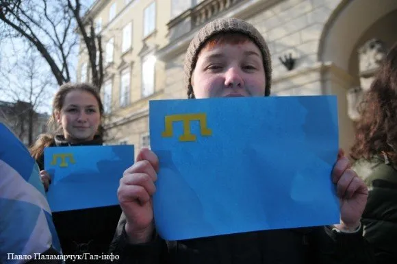 У Львові біля міської Ратуші провели акцію на підтримку Криму (Фоторепортаж) — фото 1