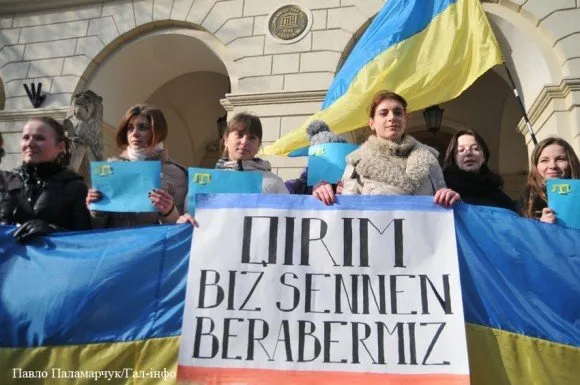 У Львові біля міської Ратуші провели акцію на підтримку Криму (Фоторепортаж) — фото 2