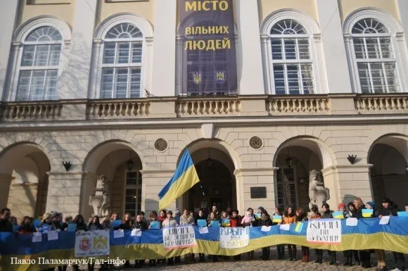 У Львові біля міської Ратуші провели акцію на підтримку Криму (Фоторепортаж) — фото 4