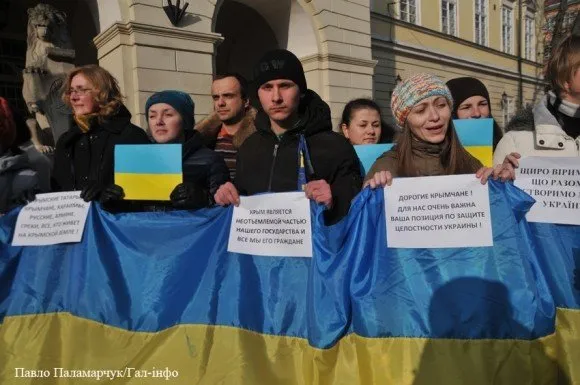 У Львові біля міської Ратуші провели акцію на підтримку Криму (Фоторепортаж) — фото 5