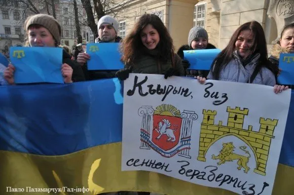 У Львові біля міської Ратуші провели акцію на підтримку Криму (Фоторепортаж) — фото 6