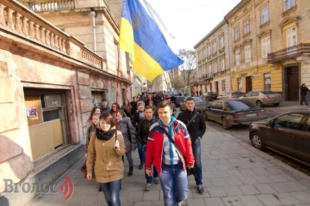 Львівські студенти вшанували пам'ять Небесної сотні тихою ходою (Фоторепортаж) — фото 4
