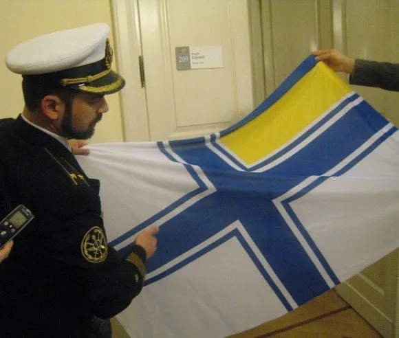 Прапор Військово-Морських сил Збройних сил України, вивісили перед входом у львівську міськраду (Фоторепортаж) — фото 1