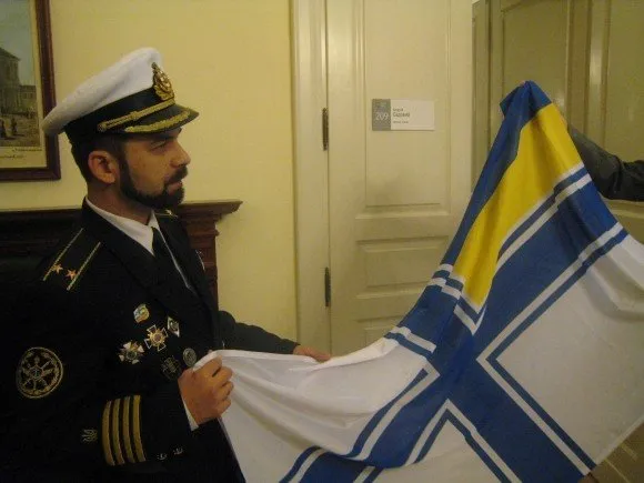 Прапор Військово-Морських сил Збройних сил України, вивісили перед входом у львівську міськраду (Фоторепортаж) — фото 2
