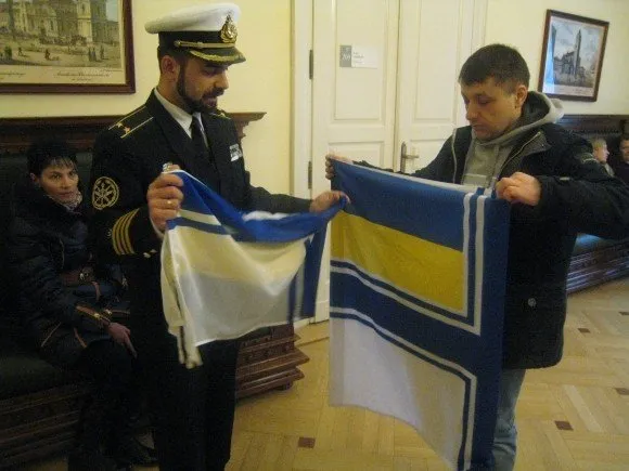 Прапор Військово-Морських сил Збройних сил України, вивісили перед входом у львівську міськраду (Фоторепортаж) — фото 3