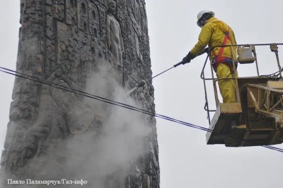Пам`ятник Шевченкові у Львові відмивають напередодні святкування 200-річчя від дня народження Кобзаря (Фоторепортаж) — фото 4