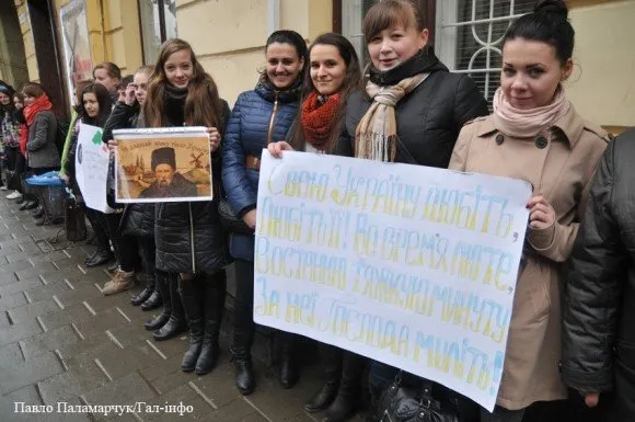Живий ланцюг з нагоди вшанування 200-річчя з дня народження Т.Шевченка (Фоторепортаж) — фото 1