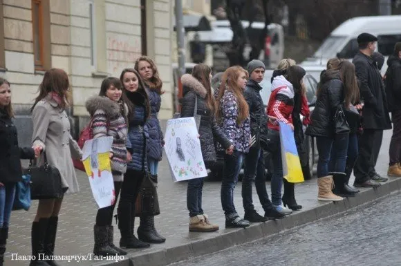 Живий ланцюг з нагоди вшанування 200-річчя з дня народження Т.Шевченка (Фоторепортаж) — фото 2