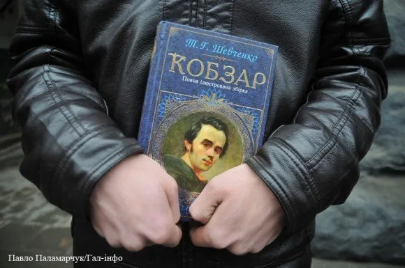 Живий ланцюг з нагоди вшанування 200-річчя з дня народження Т.Шевченка (Фоторепортаж) — фото 3