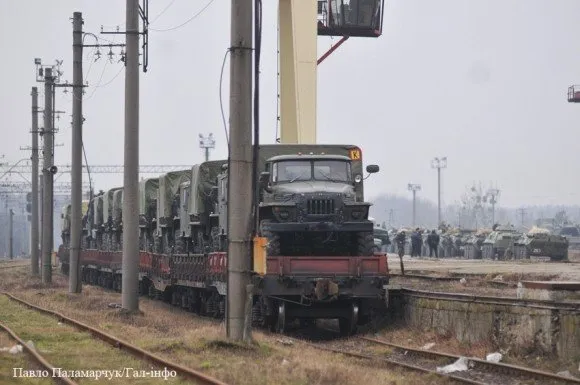 У Львові кількадесят одиниць військової техніки завантажили на залізничні платформи (Фоторепортаж) — фото 1