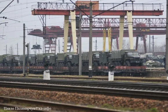 У Львові кількадесят одиниць військової техніки завантажили на залізничні платформи (Фоторепортаж) — фото 2